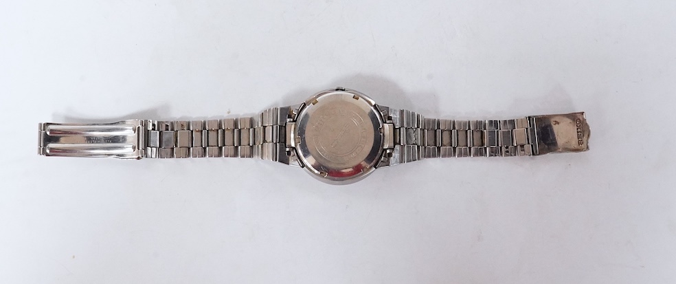 A gentleman's steel Seiko 5 Automatic wrist watch, with oval dial, baton numerals and date aperture, case diameter 40mm, case back numbered 228258, on a stainless steel Seiko bracelet(a.f.), no box or papers. Condition -